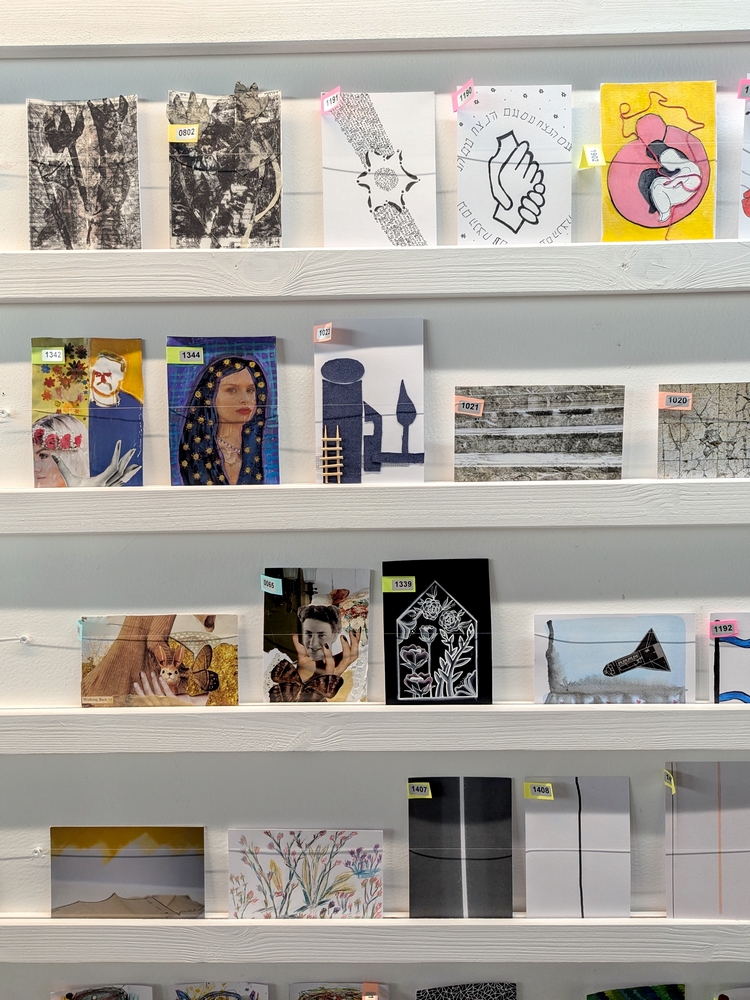 גלויות בתערוכת הגלויה הסודית, יריד צבע טרי, 2024