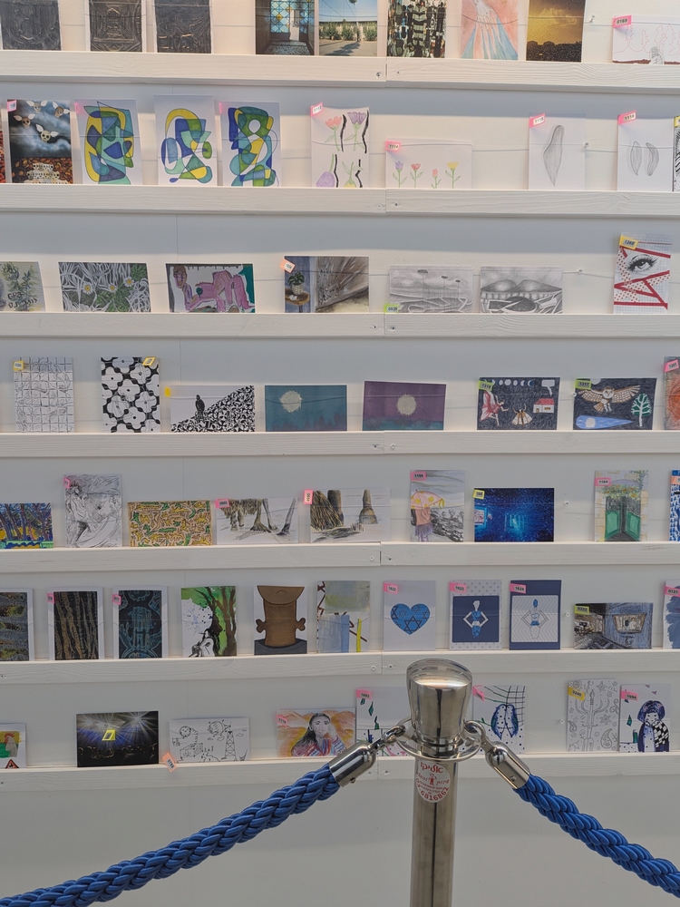 גלויות בתערוכת הגלויה הסודית, יריד צבע טרי, 2024