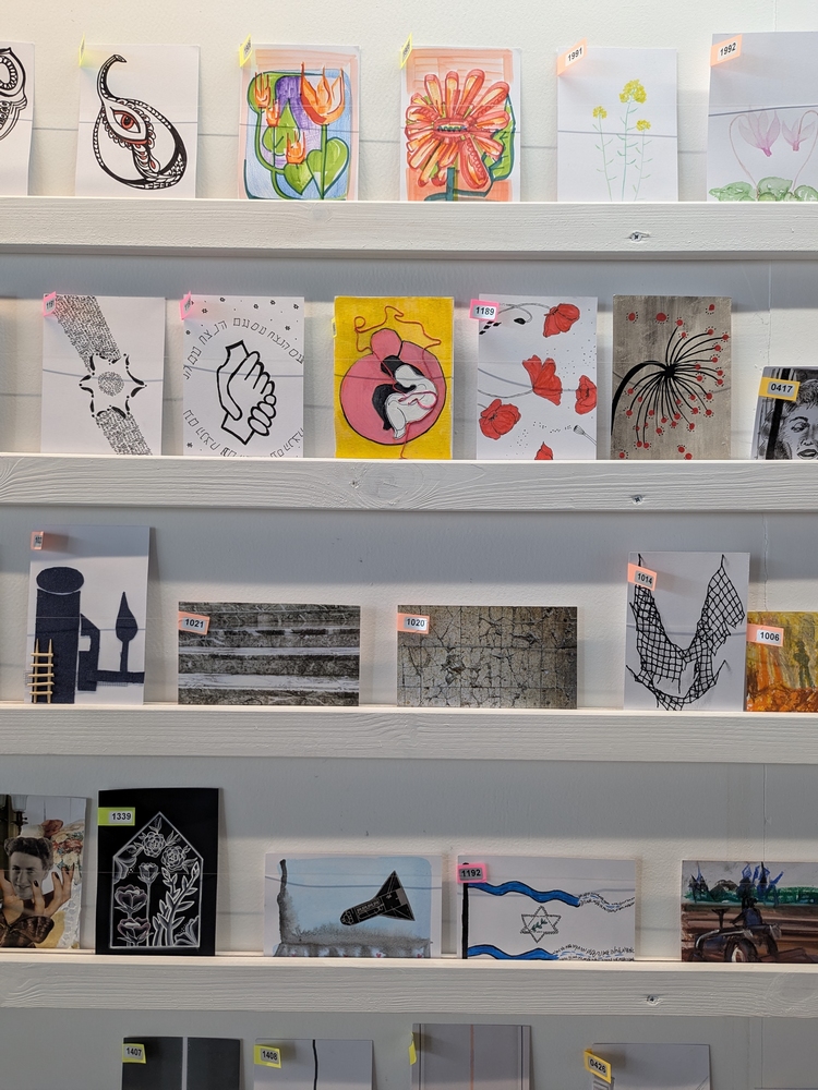 גלויות בתערוכת הגלויה הסודית, יריד צבע טרי, 2024